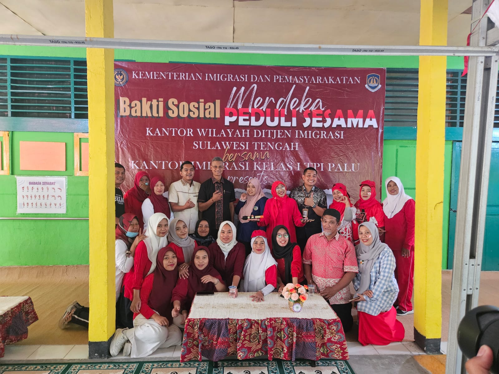 Bakti Sosial Berbagi Bersama  Makan Sehat Bergizi Dari Kantor Imigrasi Kota Palu Di SLB ABCD Muhammadiyah Palu